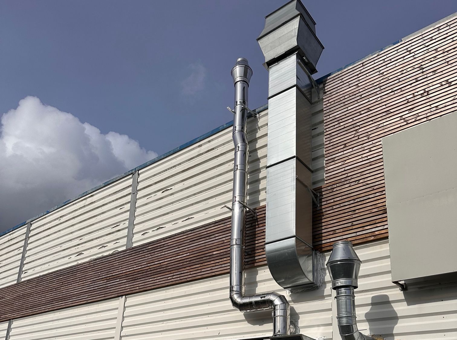 Ventilasjonsanlegg på fasade til bygg